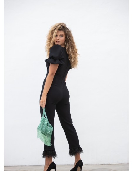 Combinaison de fête noire avec plumes et manches volumineuses