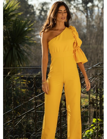 Combinaison longue jaune à encolure asymétrique et manches bouffantes