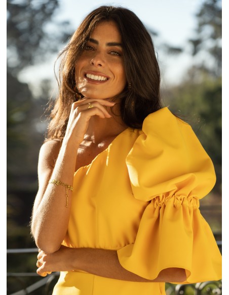 Combinaison longue jaune à encolure asymétrique et manches bouffantes