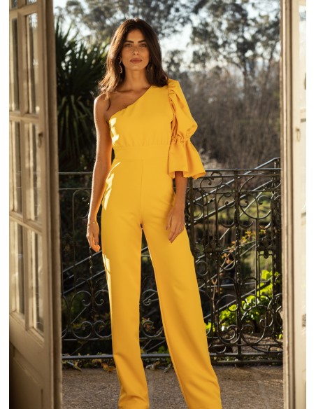Mono largo amarillo escote asimétrico y manga abullonada para graduaciones Mono largo amarillo escote asimétrico y manga abullonada para graduaciones