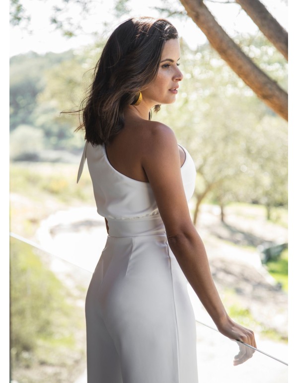 Long white jumpsuit with asymmetrical neckline and lacing 2