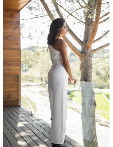 Mono blanco largo de escote asimétrico con lazada para eventos especiales Mono blanco largo de escote asimétrico con lazada para eventos especiales