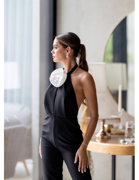 Mono negro con escote alto con flor