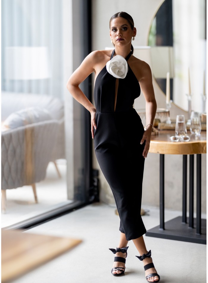 Mono negro con escote alto con flor