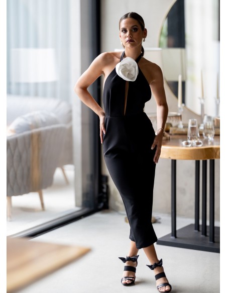 Mono negro con escote alto con flor