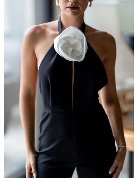 Mono negro con escote alto con flor