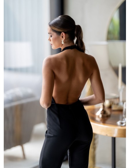 Mono negro con escote alto con flor