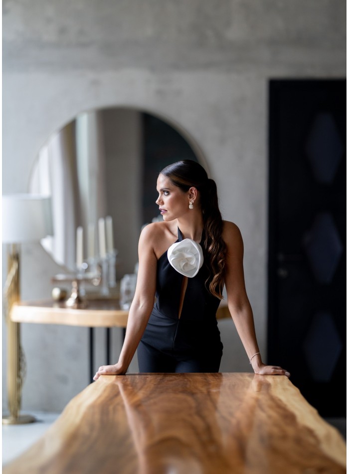 Mono negro con escote alto con flor