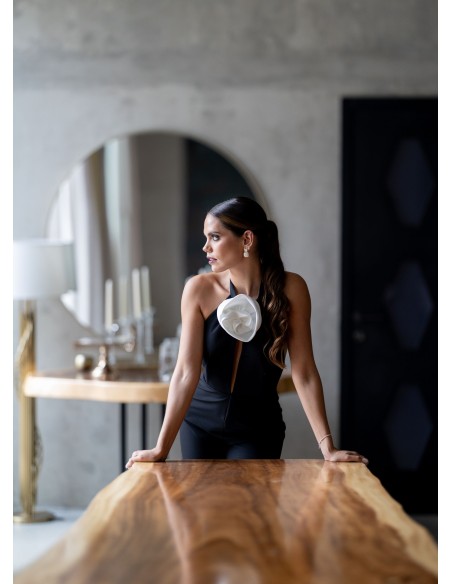 Mono negro con escote alto con flor