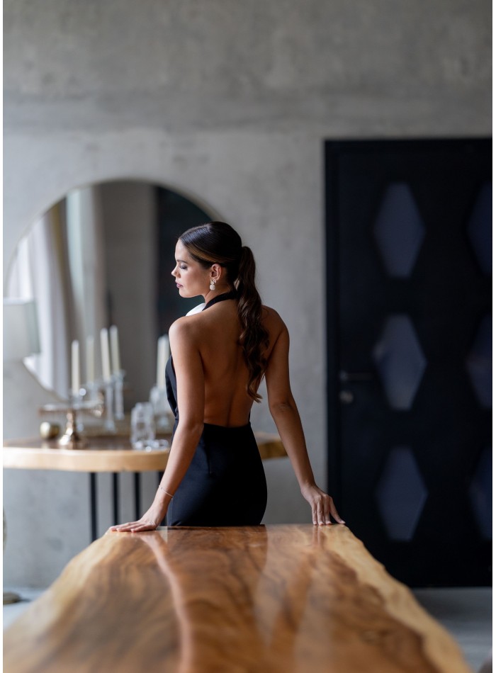 Mono negro con escote alto con flor