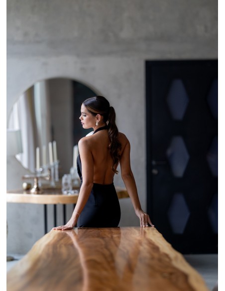 Mono negro con escote alto con flor