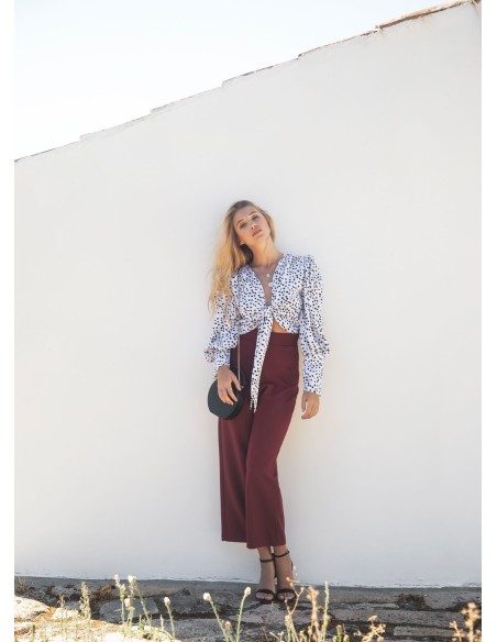 Pantalón burdeos de cintura alta y pierna ancha