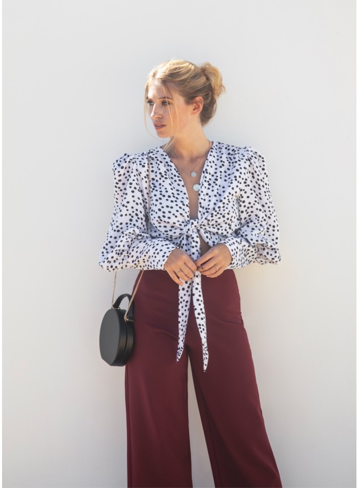 Pantalón burdeos de cintura alta y pierna ancha