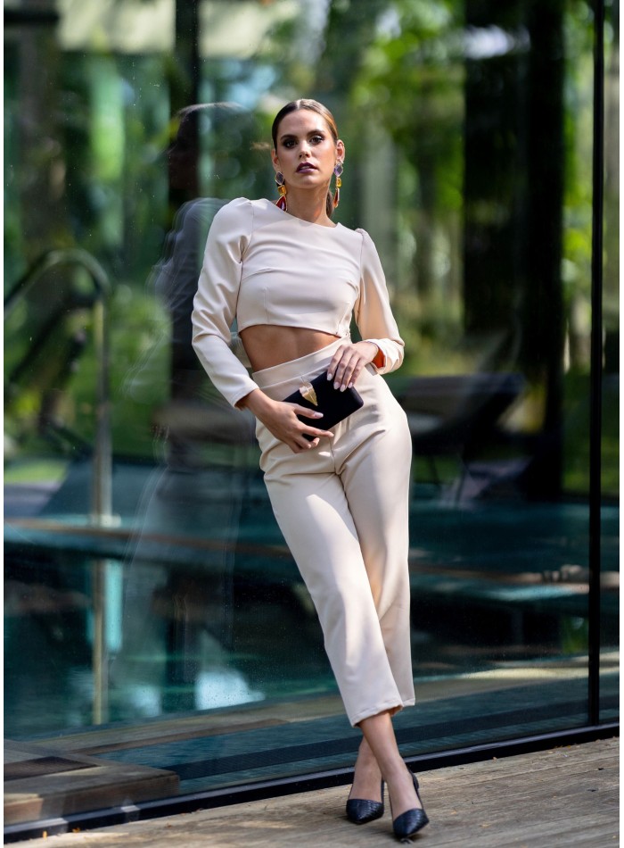 Pantalón beige de cintura alta y pierna recta