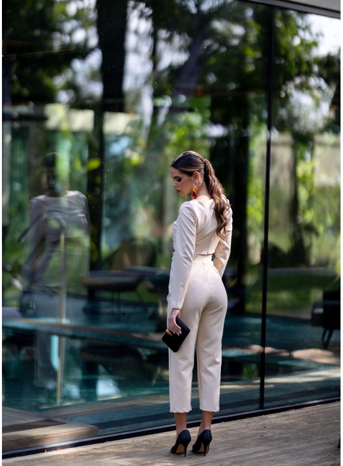 Pantalón beige de cintura alta y pierna recta