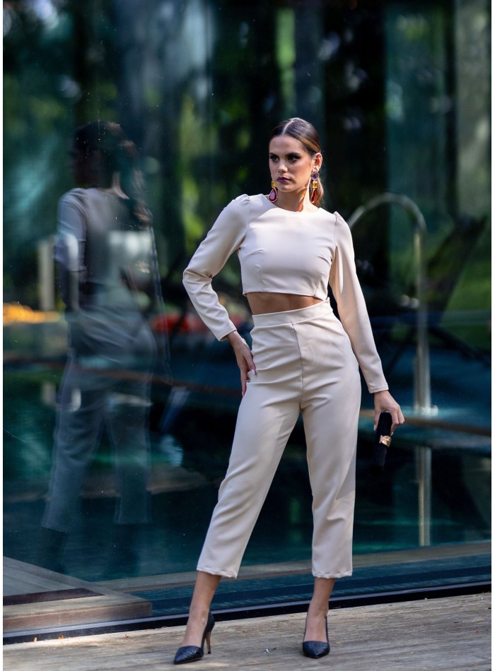 Pantalón beige de cintura alta y pierna recta