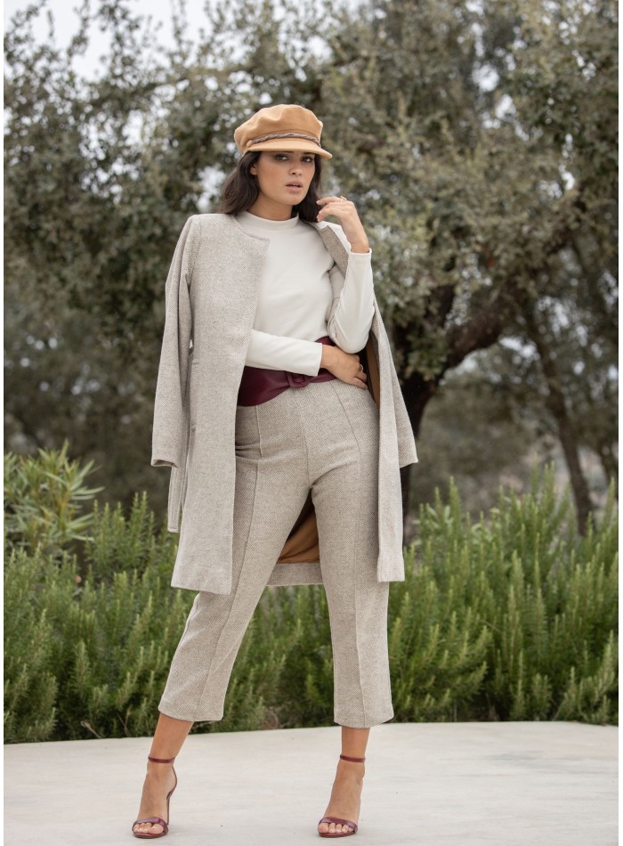 Pantalón largo beige con bolsillos