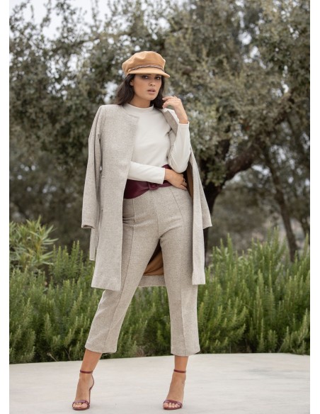 Pantalón largo beige con bolsillos Pantalón largo beige con bolsillos
