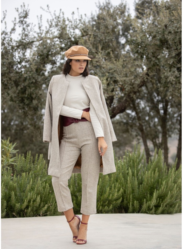 Pantalón largo beige con bolsillos