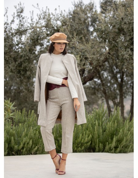 Pantalón largo beige con bolsillos Pantalón largo beige con bolsillos
