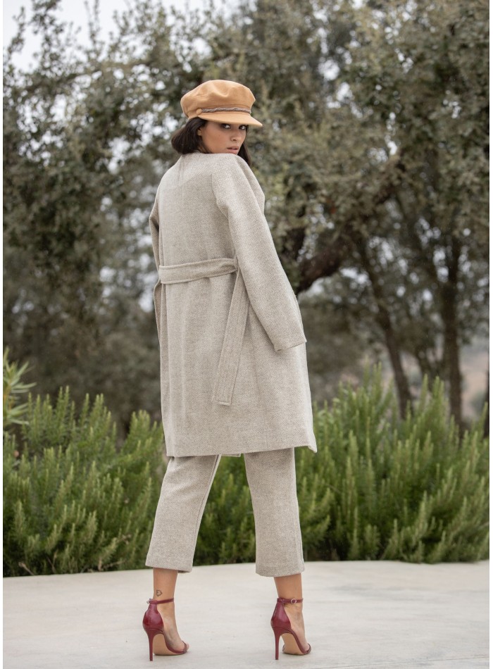 Pantalón largo beige con bolsillos