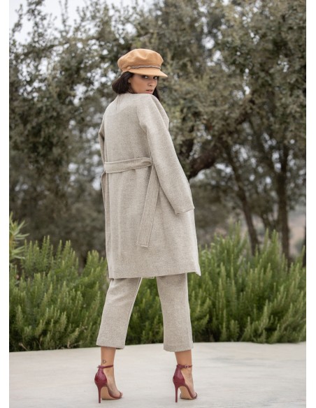 Pantalón largo beige con bolsillos Pantalón largo beige con bolsillos