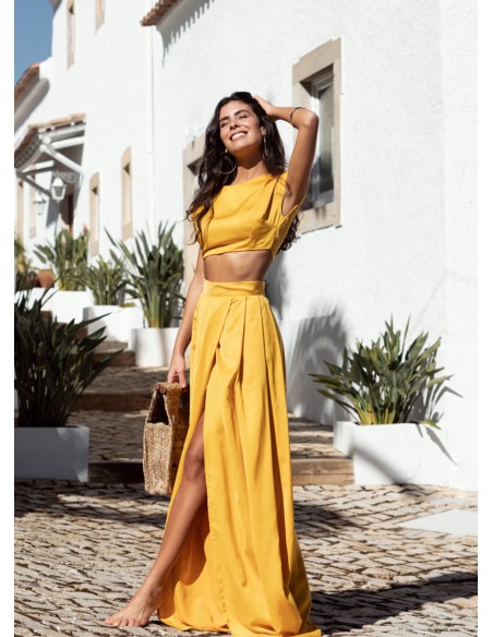 Falda larga amarilla con cierre invisible y abertura lateral