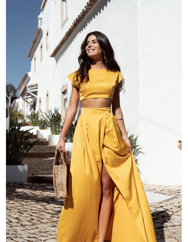 Crop top amarillo con escote redondo