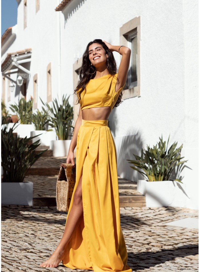 Crop top amarillo con escote redondo para eventos