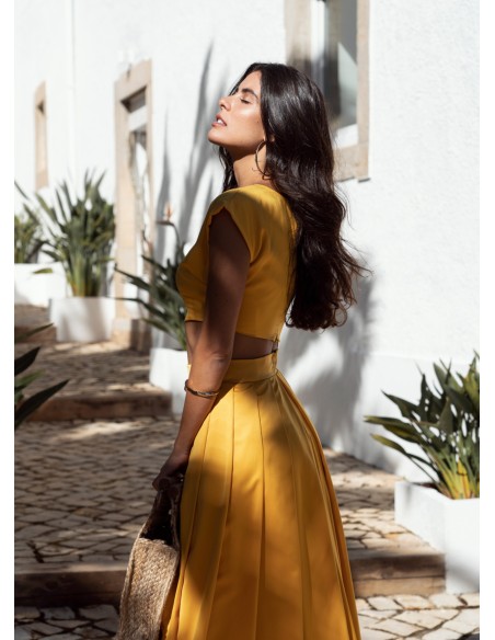 Crop top amarillo con escote redondo para ocasiones especiales Crop top amarillo con escote redondo para ocasiones especiales