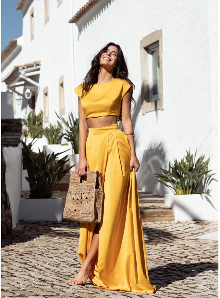 Crop top amarillo con escote redondo para graduaciones