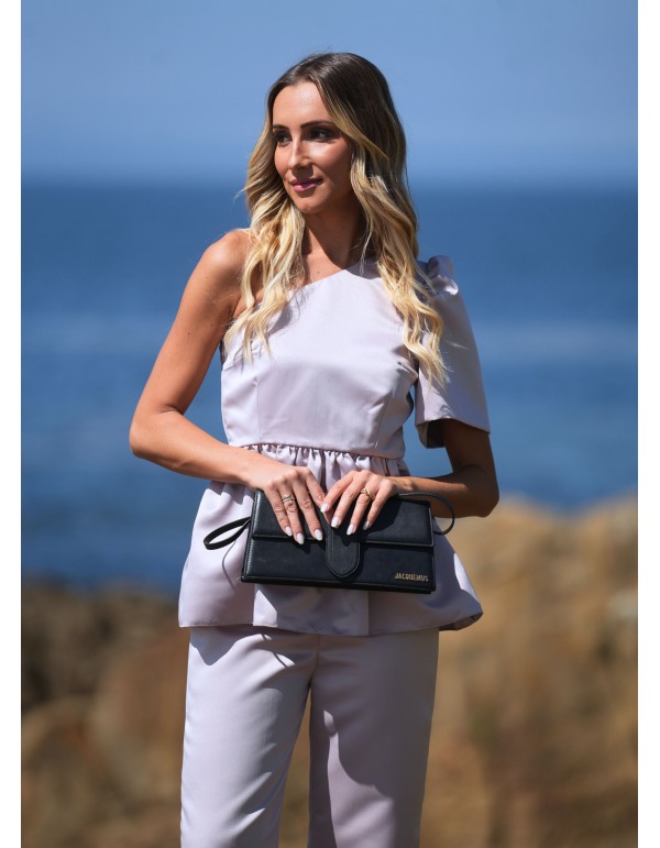 Top à encolure asymétrique en rose grisâtre avec une manche