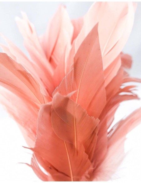 Diadema rosa con plumas naturales para boda de día