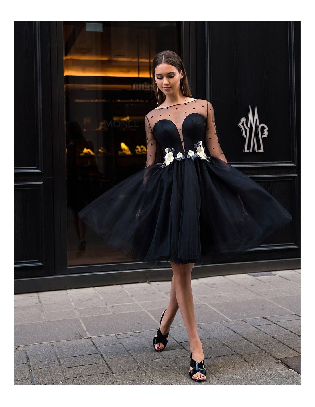 Vestido cóctel negro de tul escote corazón bordado |INVITADISIMA