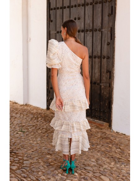 Vestido de invitada asimetrico blanco con volantes