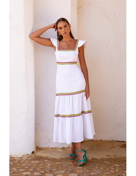 Vestido de invitada en lino blanco con escote cuadrado y falda volantes Vestido de invitada en lino blanco con escote cuadrado y falda volantes