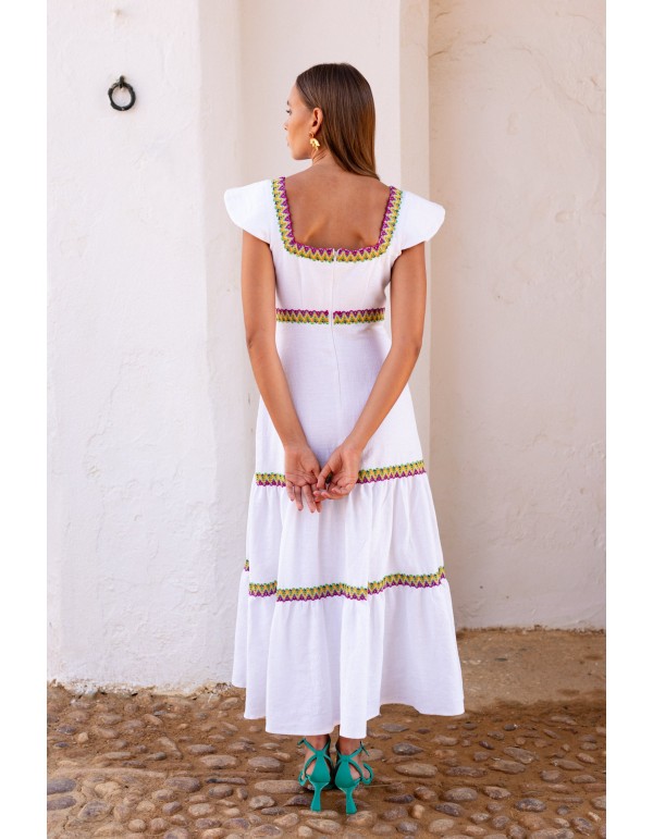 Vestido de invitada en lino blanco con escote cuadrado y falda volantes 2