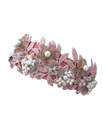 Diadema de satén rosa con encaje y piedras naturales de Belén Antelo