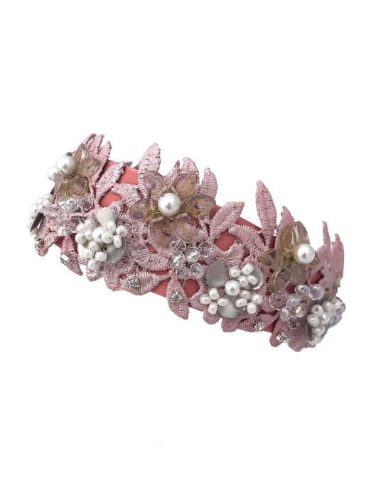 Diadema de satén rosa con encaje y piedras naturales de Belén Antelo