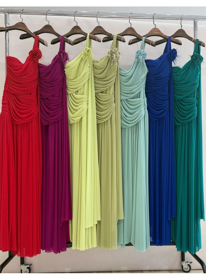 detalle de los colores disponibles del Vestido de invitada boda largo con cuerpo drapeado y manga capa