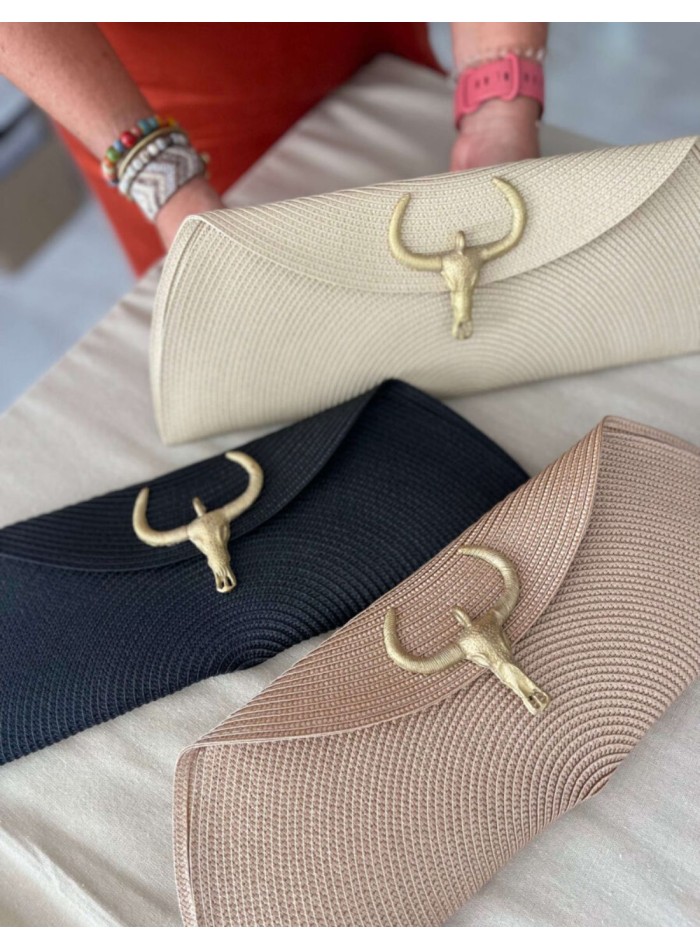 Raffia bag with buffalo clasp in bronze