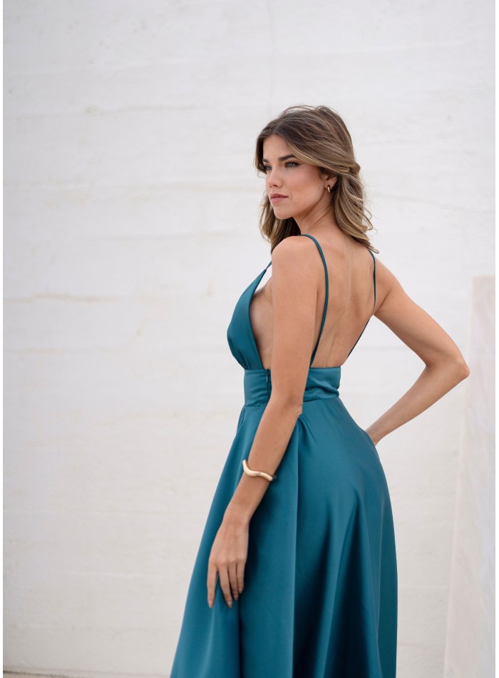 Vestido de corte princesa turquesa con escote pronunciado para invitada de boda