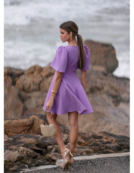Robe courte à encolure ronde de couleur lilas