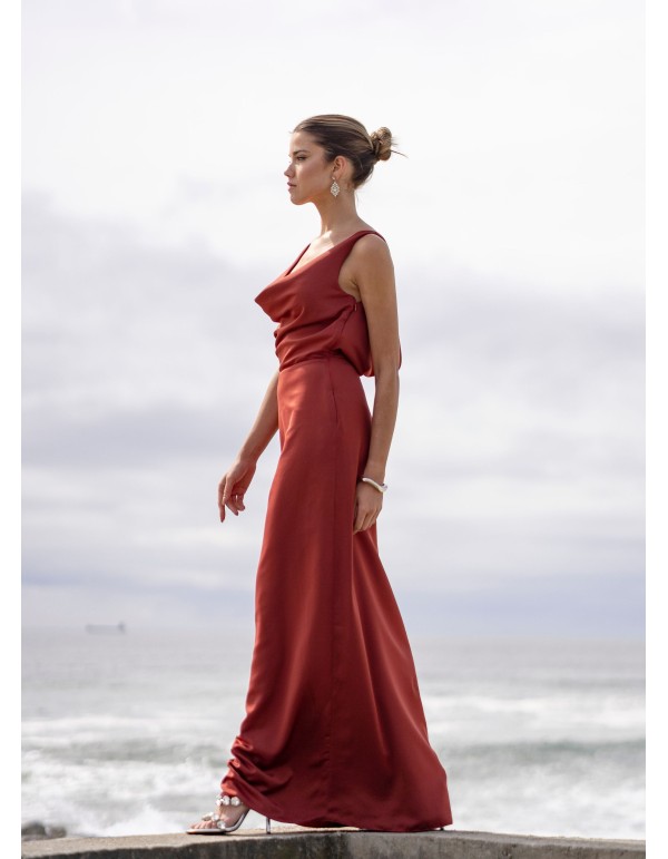 Vestido largo de fiesta terracota con escote drapeado 2