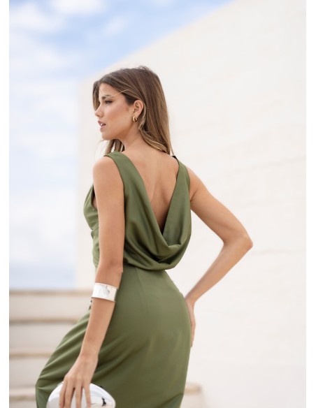 Vestido largo verde seco con escote drapeado y espalda descubierta