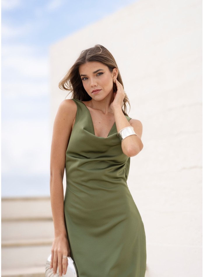 Vestido largo verde seco con escote drapeado para bodas