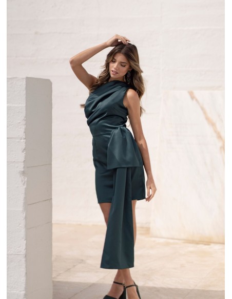 Vestido corto verde con escote asimétrico para invitada de boda Vestido corto verde con escote asimétrico para invitada de boda
