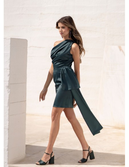 Vestido corto verde con escote asimétrico para invitadas Vestido corto verde con escote asimétrico para invitadas