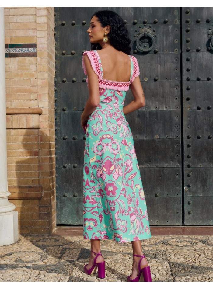 Top corto con tirantes ancho decorado y escote...