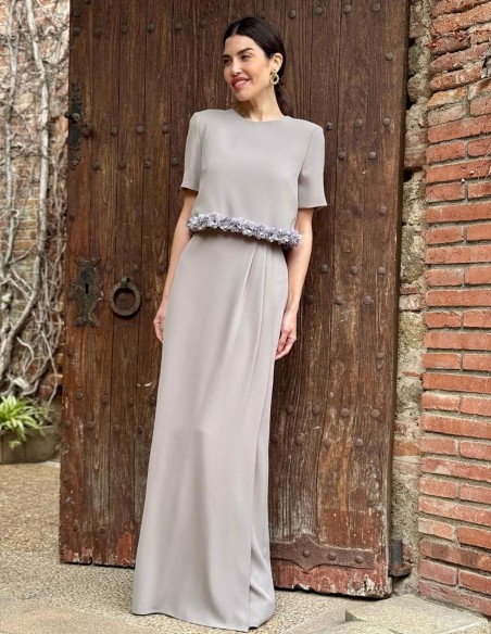 Vestido de fiesta de tirante ancho con sobrecamisa en color gris